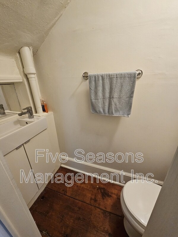 Building Photo - 432 Colchester Ave