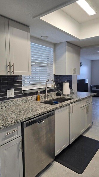 Building Photo - 670 Nobles St