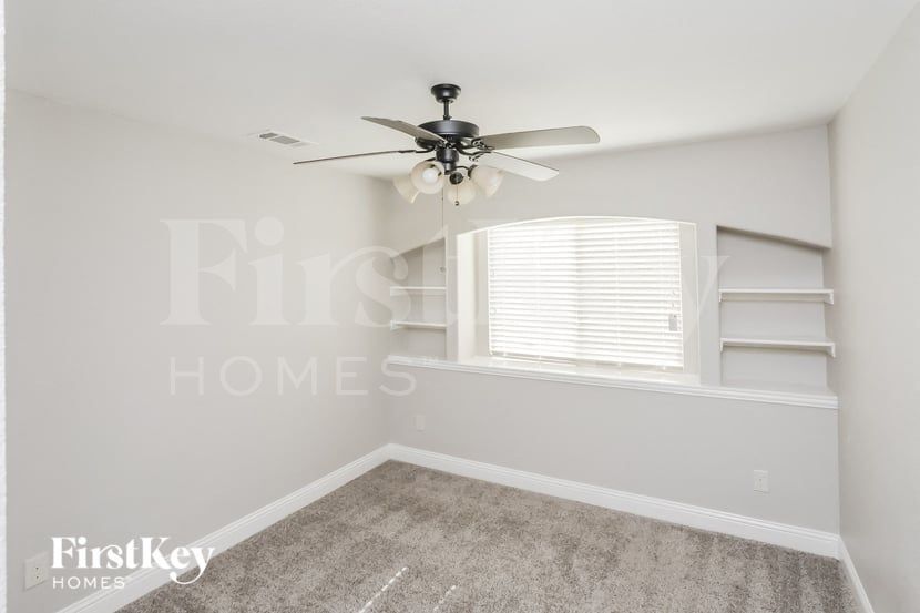 Building Photo - 528 Sagebrush Ln