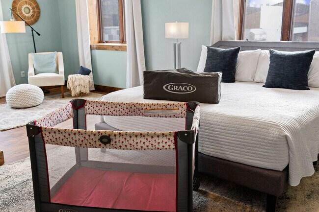 Building Photo - 301 E Walnut St