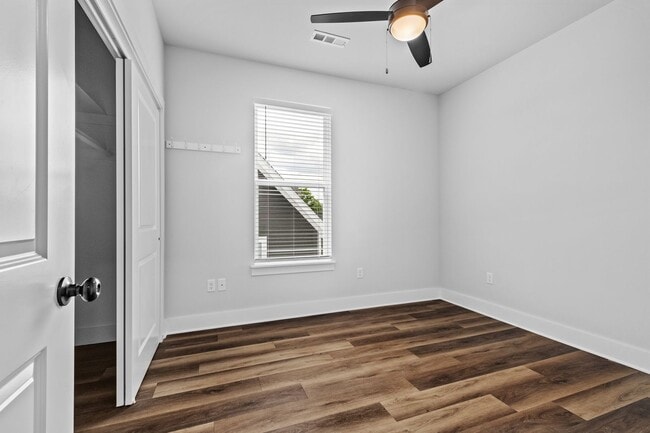 Building Photo - Beautiful and Modern Home!