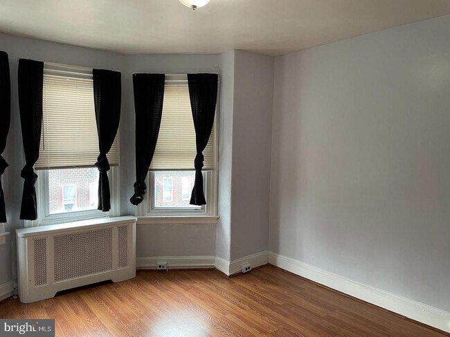 Building Photo - 2509 E Monmouth St