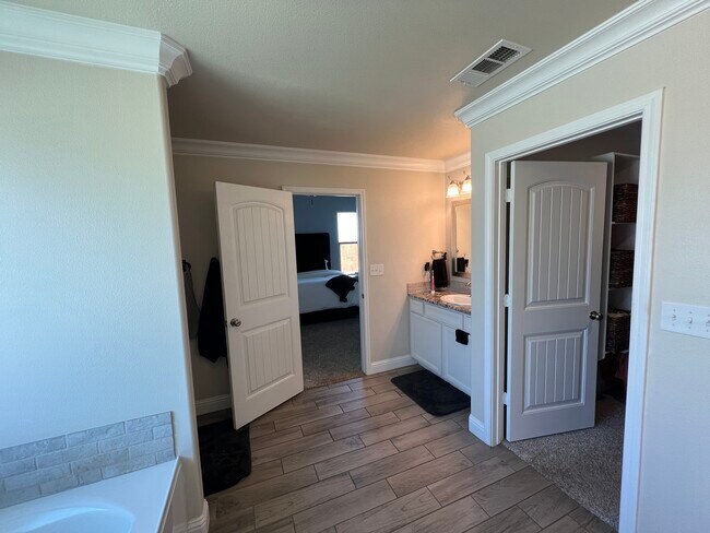 Building Photo - 10301 Valencia Ave