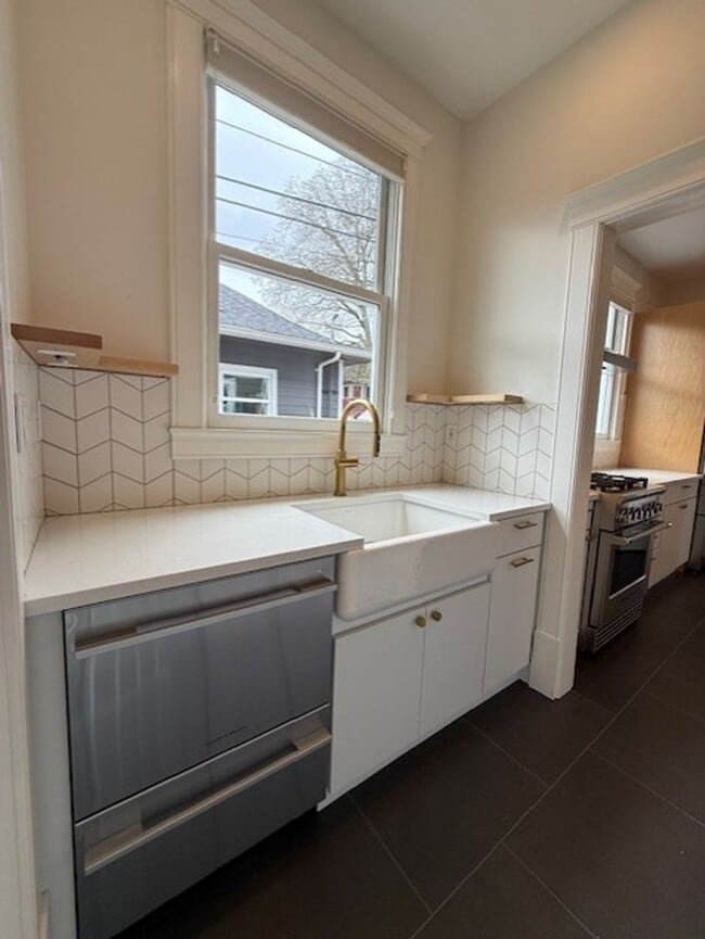 Building Photo - BRIGHT 2-BEDROOM TOWNHOME FOR RENT IN CHERRY HILL!