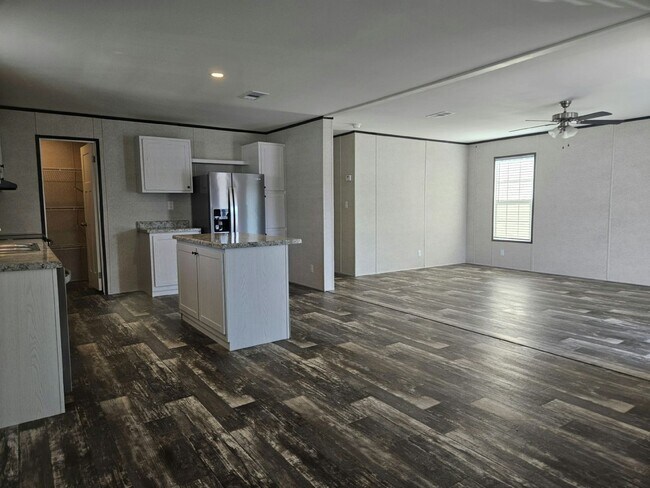 Building Photo - 6631 Hidden Oaks Dr