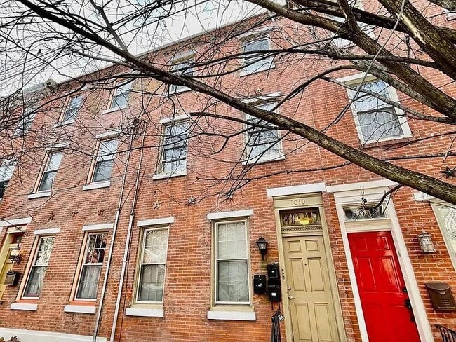 Primary Photo - 2010 Fitzwater St