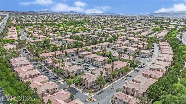 Building Photo - Exceptional 2 Bedroom in Desirable Location & Stunning Amenities