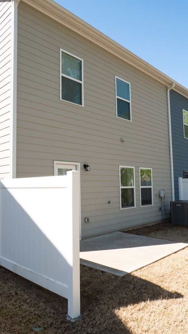 Building Photo - Lke New Close-in Canton Townhome