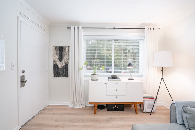 Building Photo - 100 Biscayne Dr NW