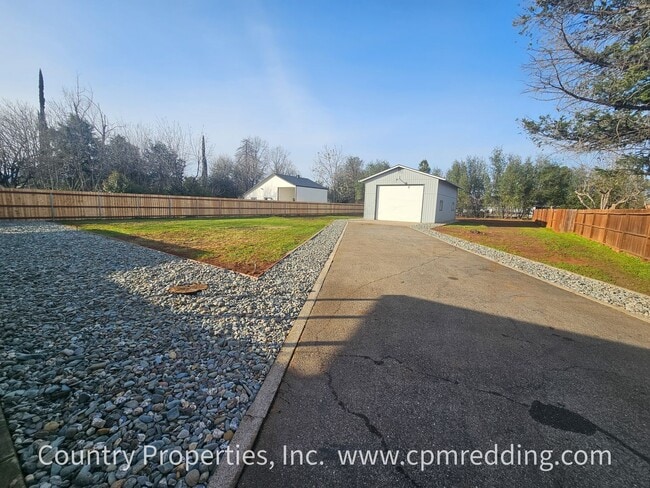 Building Photo - House with Huge Shop in the Heart of Redding Available Now!