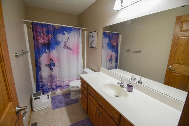 Building Photo - Spacious 4 Bed, 3.5 Bath Home For Rent in ...