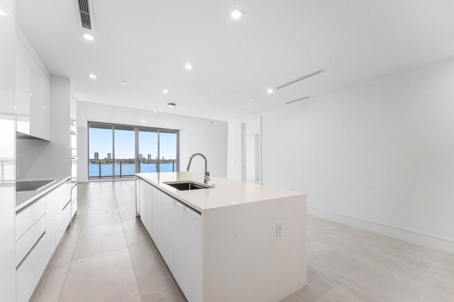 Building Photo - 220 Lake Shore Dr