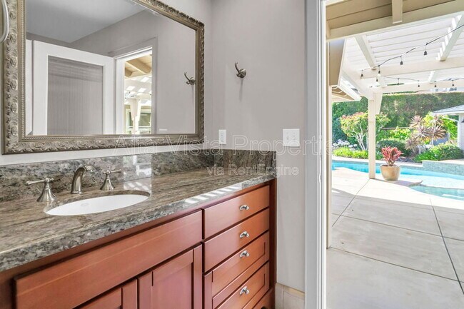 Building Photo - 5940 La Jolla Mesa Dr