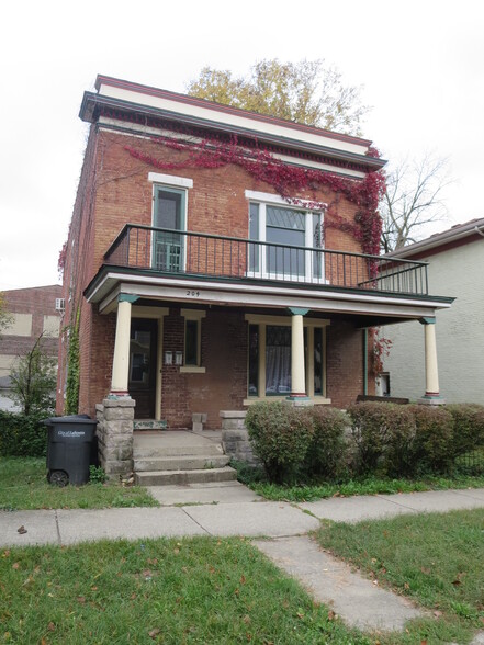 Front view of house. - 204 S 6th St