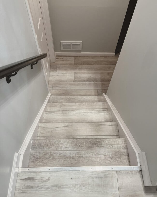 Building Photo - Updated bi-level!