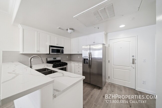 Building Photo - 2334 S Bentley Ave
