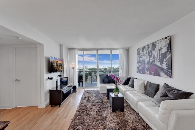 Building Photo - 1900 Sunset Harbour Dr