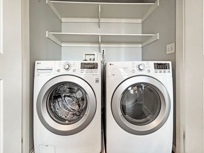 Building Photo - Updated 2B/2BA Condo in Hillcrest W/ Parki...