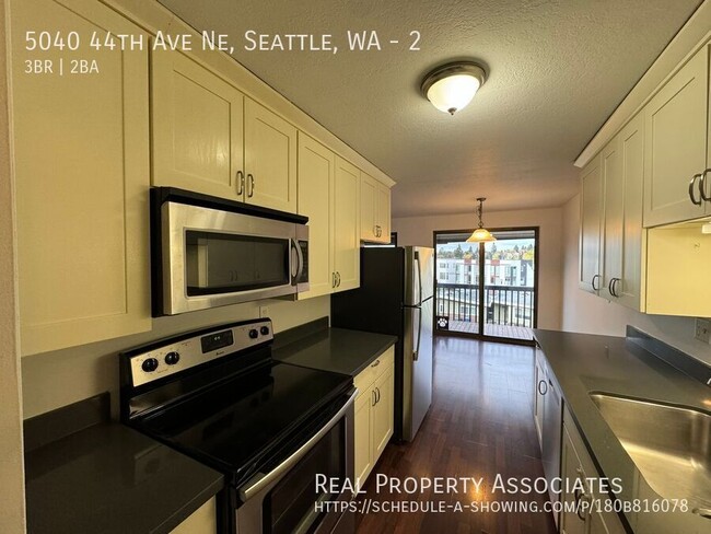 Building Photo - Laurelhurst Three Bedroom