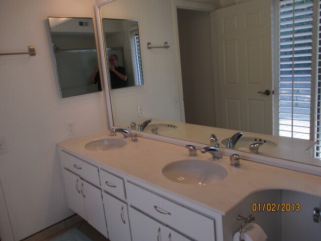 Building Photo - 2156 N Sunshine Cir