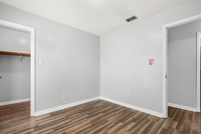 Building Photo - 920 Inglewood Ln