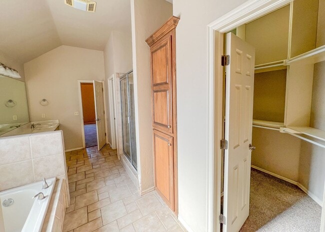 Building Photo - $1000 OFF FIRST MONTHS RENT | Wonderful layout in Fenwick Garden Village!