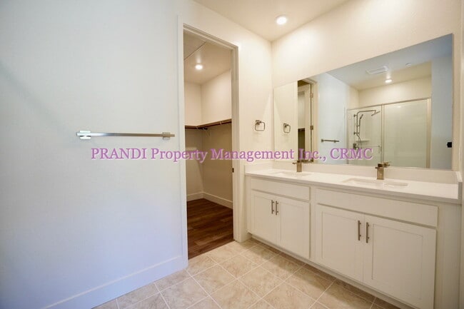 Building Photo - Brand New Townhome, Luxury Meets Convenience!