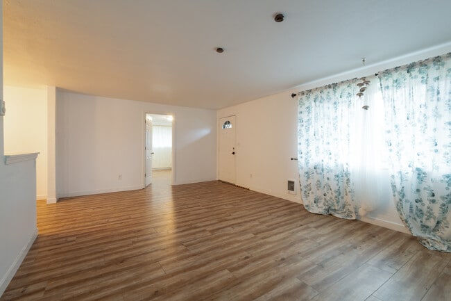 Building Photo - 938 E 65th St