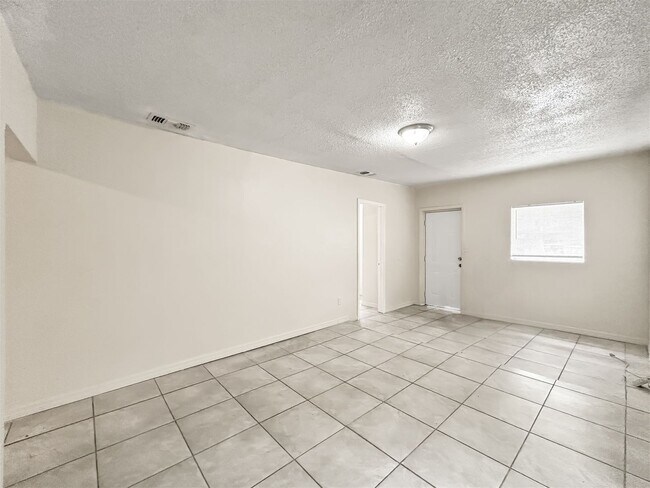 Building Photo - Updated and Move-In Ready in Prime Tampa Location! 4bed | 1bath