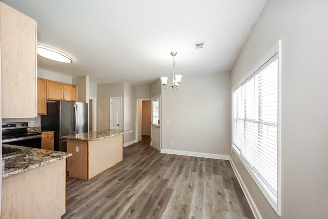 Building Photo - 83 Robinson Ln