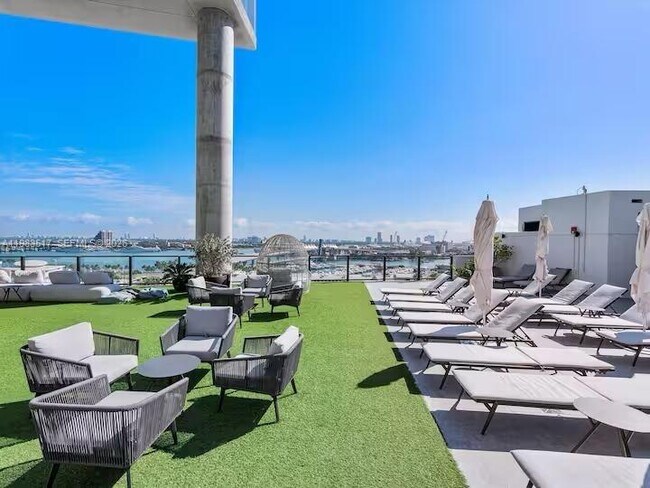 Building Photo - 398 NE 5th St