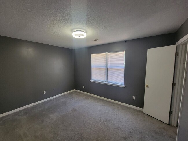 Building Photo - 1846 S Barton Dr