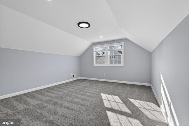 Building Photo - 2403 Kingsway Rd