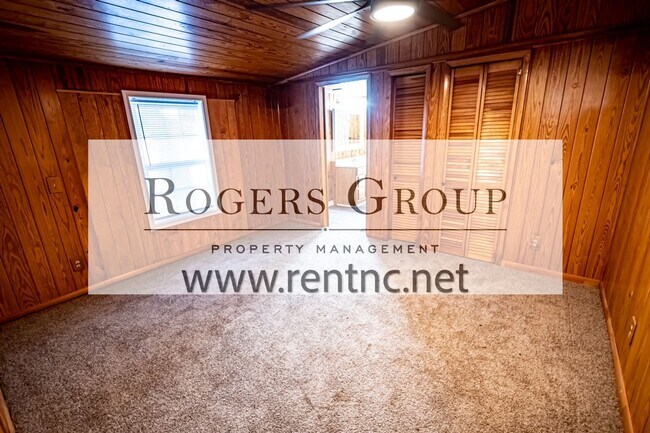 Building Photo - 543 W Green St