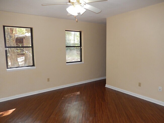 Building Photo - 913 Tamarack Ave