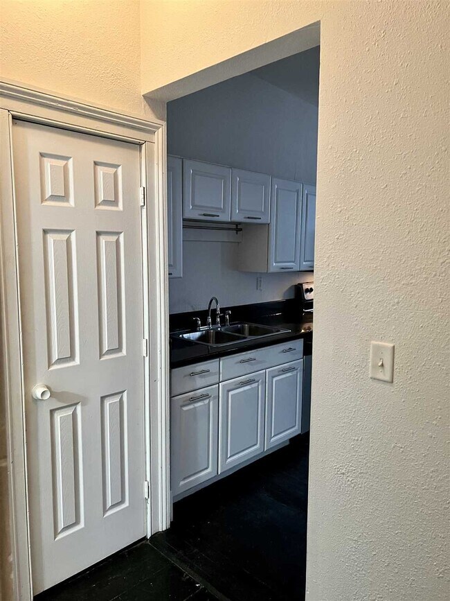 Building Photo - 304 Main St