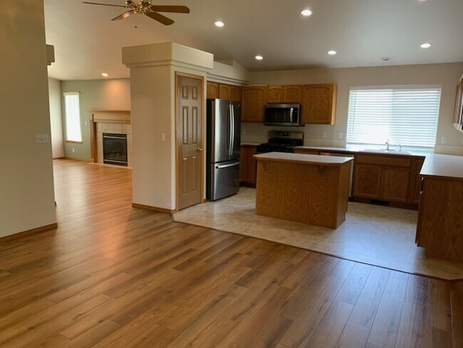 Building Photo - CDA Place Garden Home in Gated Community!