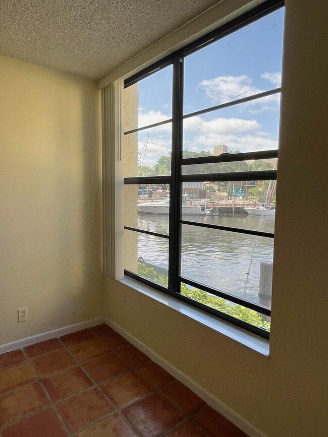 Building Photo - 9 Royal Palm Way