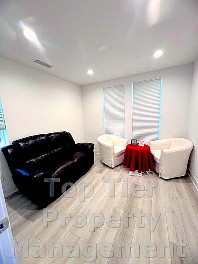 Building Photo - Beautiful & Modern 3 bed/ 3.5 bath/ 2,029 Sqft Condo with amazing Views in Carroll Canyon- Availa...