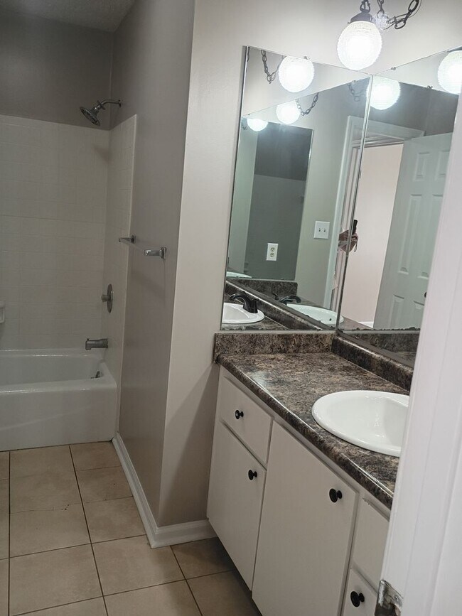 Building Photo - MOVE IN READY