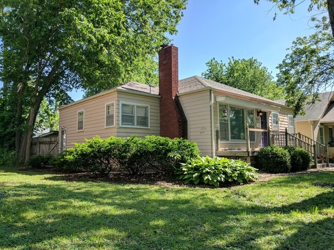 Building Photo - Amazing Home Near City Park and Campus!