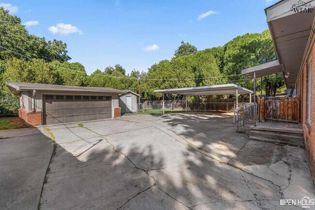 Building Photo - 2418 Hampstead Ln