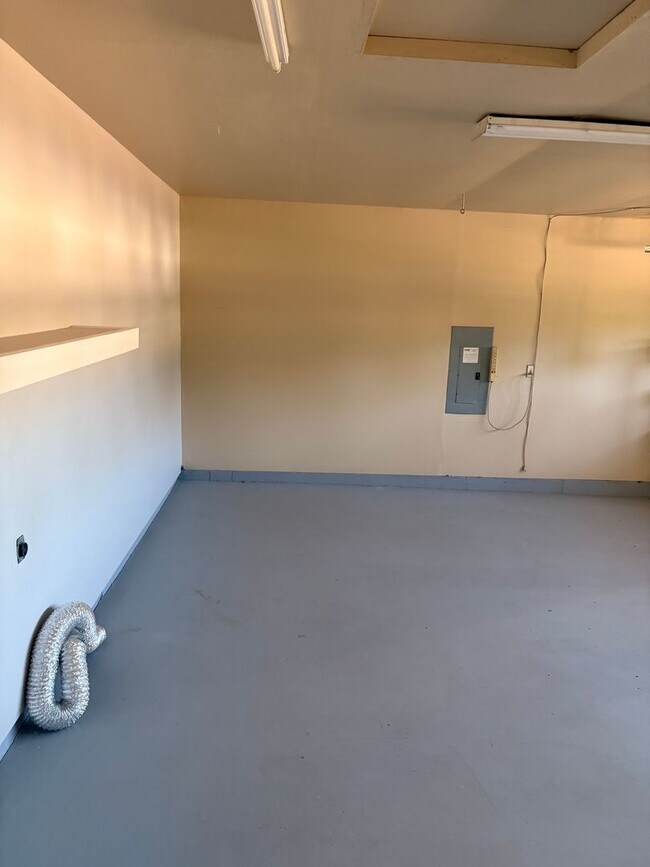 Building Photo - HALF MONTH FREE OF RENT Beautifully Remode...