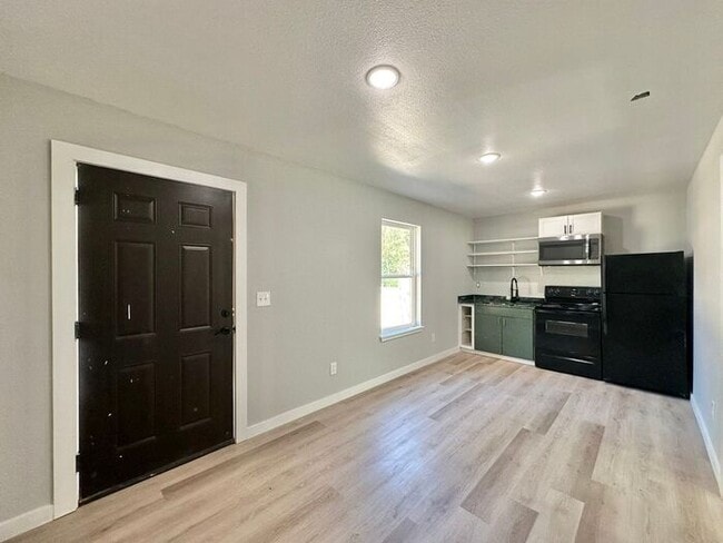 Building Photo - AVAILABLE! Stylish 1-bedroom, 1-bath town ...