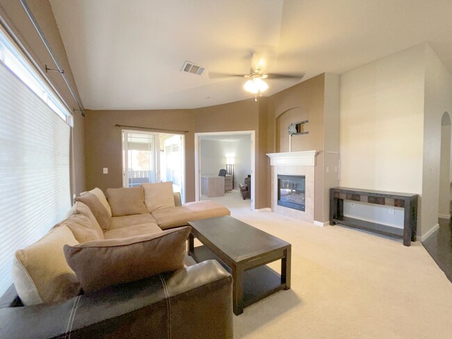 Building Photo - Broomfield! 3 bedroom Townhome! Golf Cours...