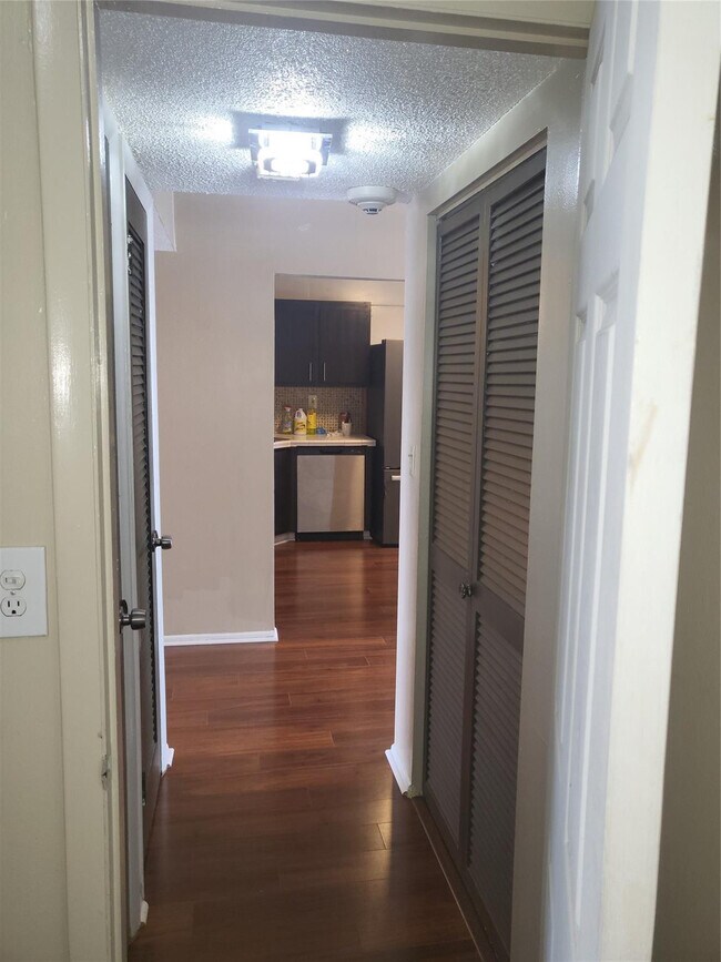 Building Photo - 1075 NE Miami Gardens Dr