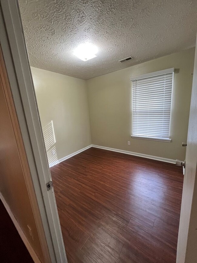 Building Photo - 3 Bedroom, 1.5 Bath in Great Location