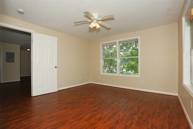 Building Photo - 256 E Pecan Ln