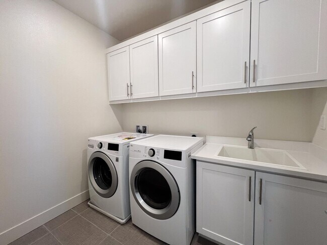 Building Photo - Newer Spacious 5 Bedroom Home Located in C...