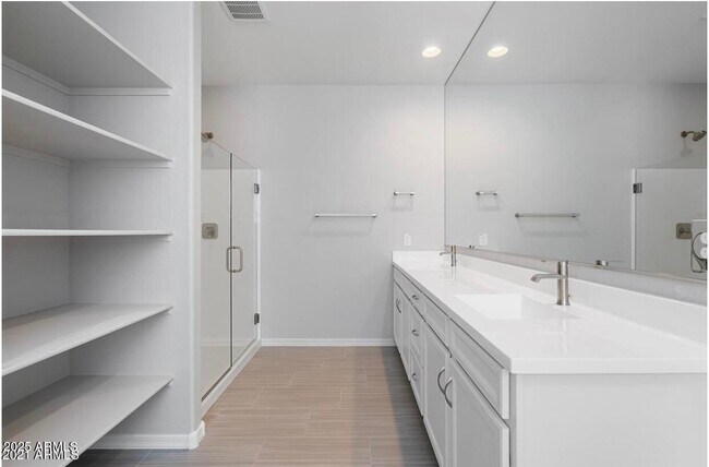Building Photo - 10724 W San Juan Ave